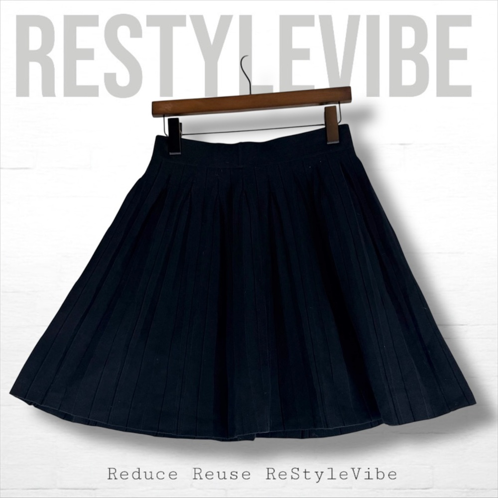 SAKS FIFTH AVE Women’s Size S Skirt Mini Pleated Style Knit Black
